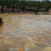 pavimento con lastra albanese grezza a mosaico pavimento con lastra albanese grezza a mosaico