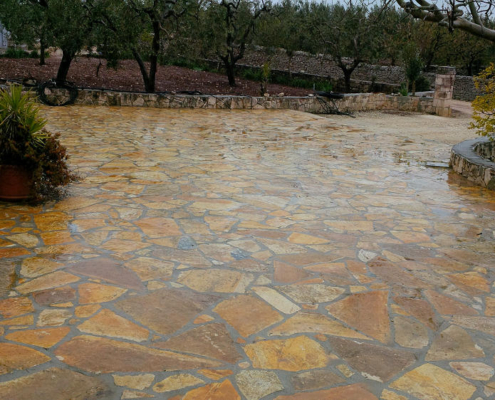 pavimento con lastra albanese grezza a mosaico pavimento con lastra albanese grezza a mosaico