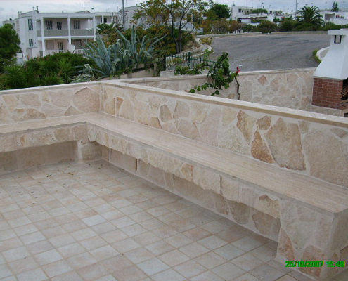 rivestimento muretto e panchina con pietra di trani rivestimento muretto e panchina con pietra di trani 1